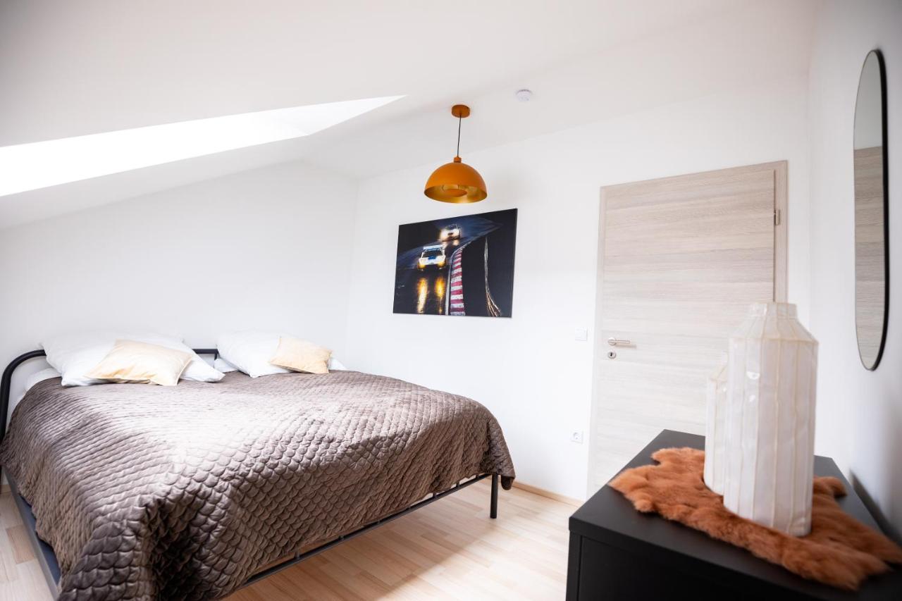 Design-Ferienwohnung In Kelberg Am Nuerburgring: Platz Fuer 6, Kueche, Wifi, Netflix Bagian luar foto