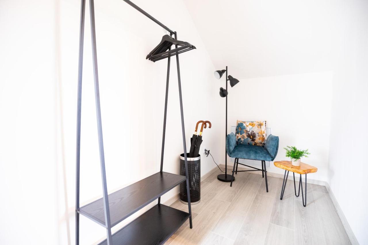 Design-Ferienwohnung In Kelberg Am Nuerburgring: Platz Fuer 6, Kueche, Wifi, Netflix Bagian luar foto